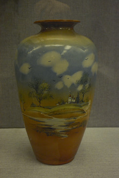 彩绘风景图瓷瓶