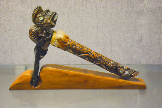毛利族木雕柄石斧