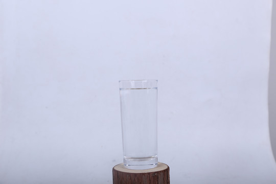 盛水的玻璃杯