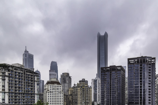 雾气中的重庆渝中区摩天楼
