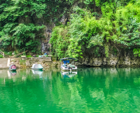 平静河流