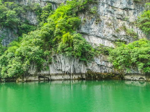 平静河流