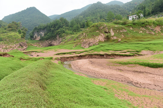 山区蜿蜒的河流