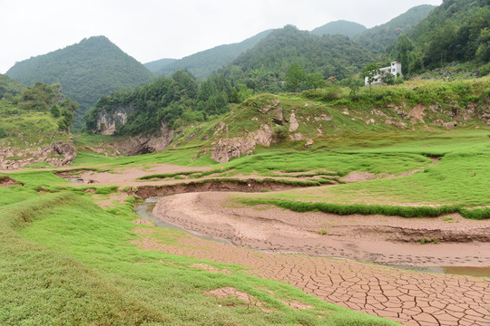 山区蜿蜒的河流