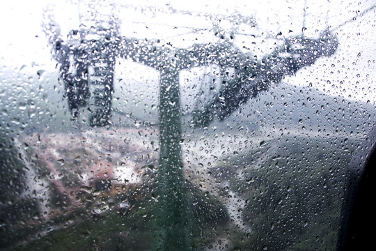 雨天玻璃外的缆车
