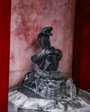 大理石蛇雕塑