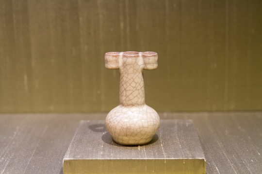 江苏苏州博物馆南宋哥窑贯耳瓶