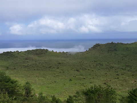 城山日出峰山坡草地