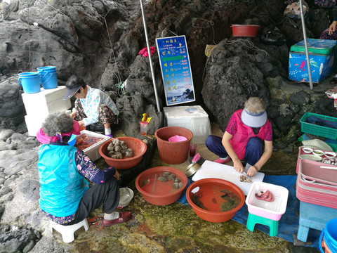 海边卖海鲜的渔家妇女