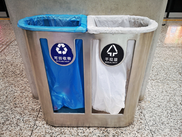 上海地铁分类垃圾箱