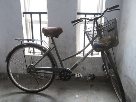 樓道自行車