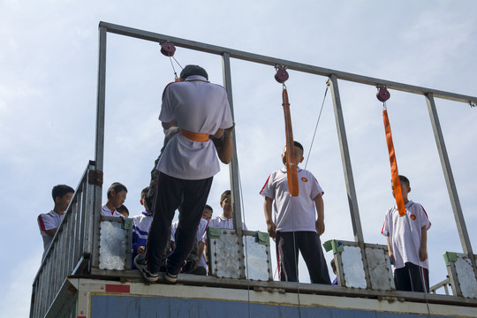 学生学习楼宇逃生