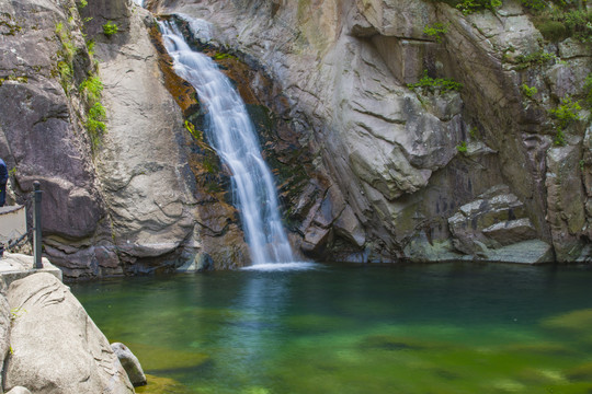 水潭山涧溪流