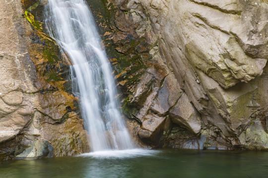 水潭山涧溪流