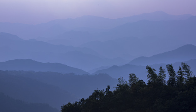 朦胧山景