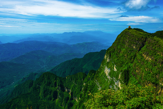 雄伟的峨嵋山山峰