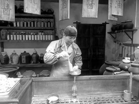 旧上海老店铺卖酱油