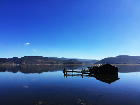 宁静的湖面（湖中小屋）