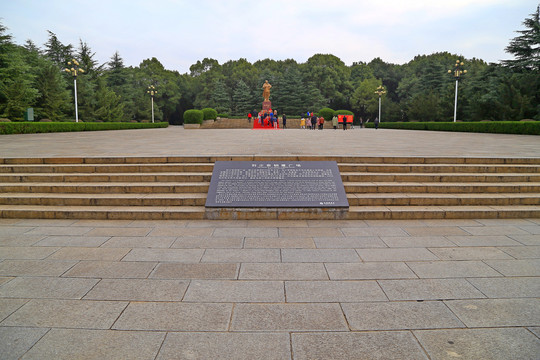 花明楼刘领袖铜像广场