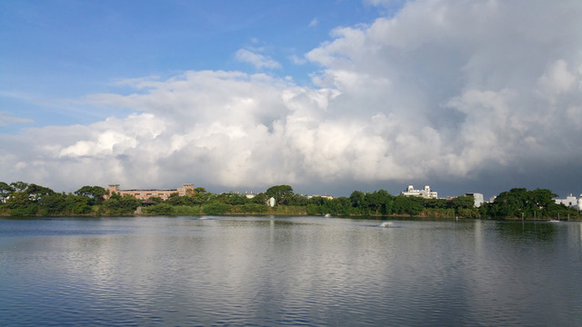 台湾桃园的池塘云天