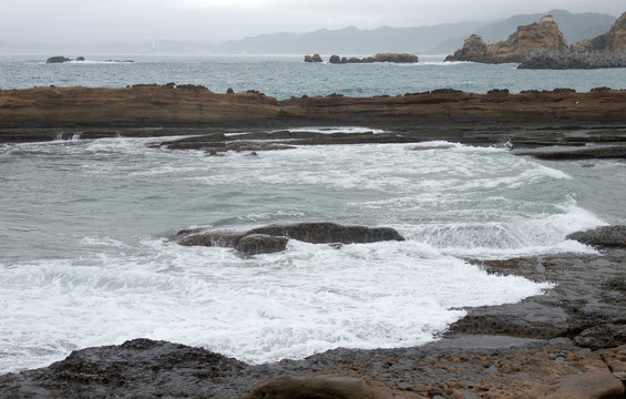 野柳地质公园涨潮海潮