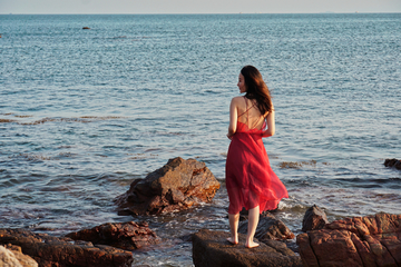 海边女孩背影