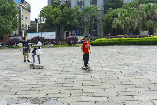 滑滑板的少年