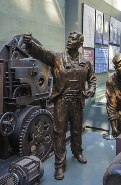 鞍钢展览馆雕塑护厂工人与机器