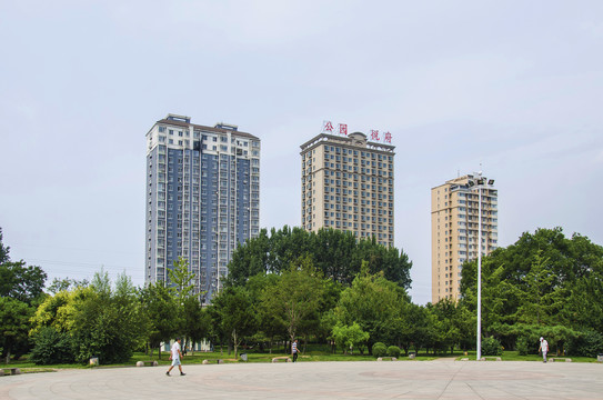 鞍山永乐公园广场与高层住宅楼