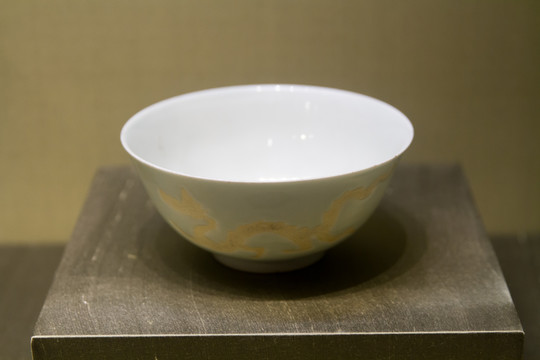 苏州博物馆明代白釉露胎云龙纹碗