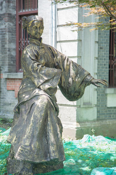 沈寿艺术馆的雕像