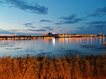 满洲里北湖公园夜景