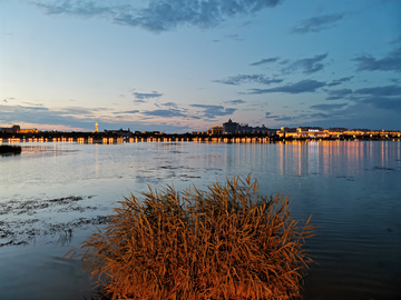 满洲里北湖公园夜景