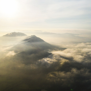 山村晨雾