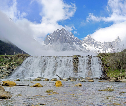 毕棚沟磐羊湖瀑布及雪山风光