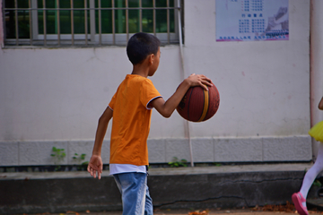 玩篮球的男孩子