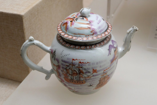 广彩航海图茶壶