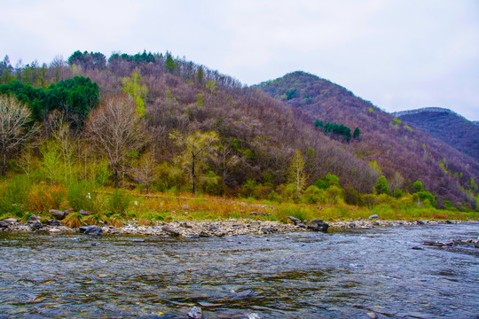 丹东宽甸青山沟的河与群山峰