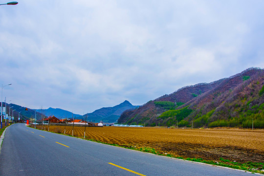 丹东宽甸青山沟公路耕地与山峰