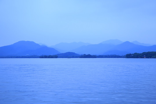 烟雨西湖