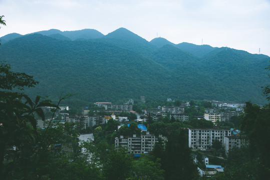 站在半山腰看山谷中的城镇