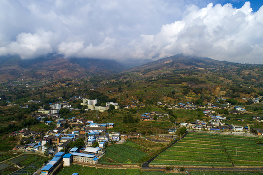 航拍贫瘠的四川大凉山山区风光