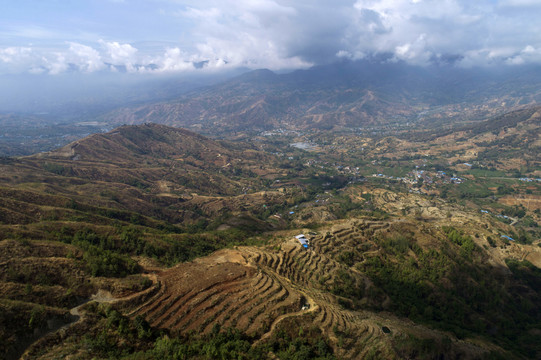 航拍贫瘠的四川大凉山山区风光