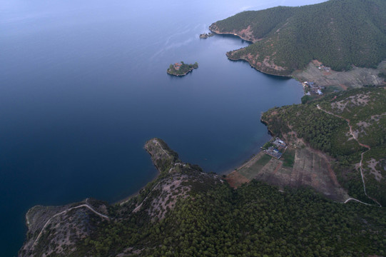 航拍云南泸沽湖旅游目的地风光