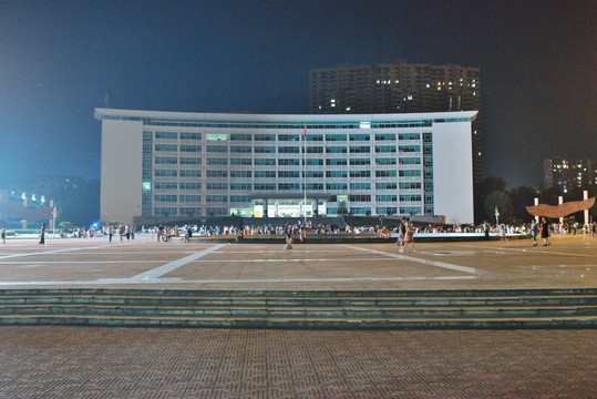 宜都市人民政府办公大楼夜景