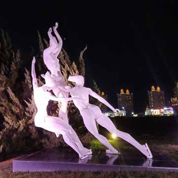 运动雕塑夜景