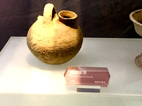 陶提梁壺