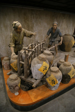 古代釀酒雕塑