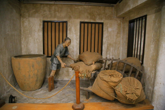 古代釀酒雕塑