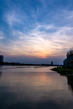 夕阳下的湖泊